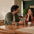 Casal adulto conversando com serenidade à mesa