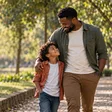 Pai e filho convivendo em um parque